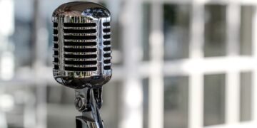 how digital assistants process voice commands