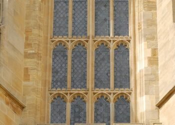 what is the constitutional monarchy system in the uk