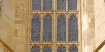 what is the constitutional monarchy system in the uk