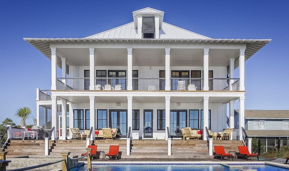 difference between the house of commons and house of lords