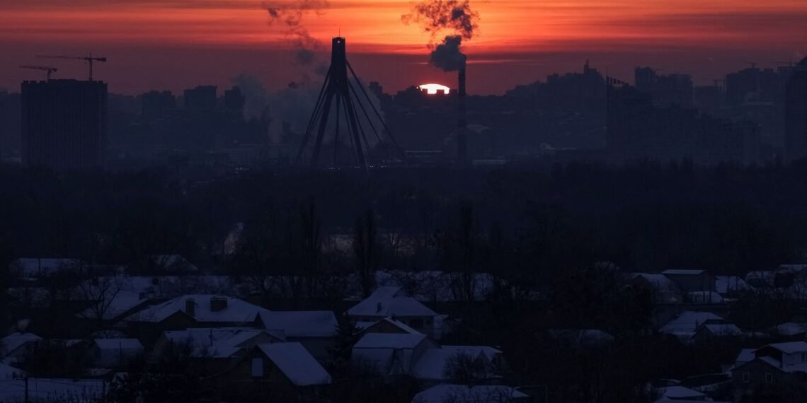 Russia Strike Cuts Heating for 1,000 Apartment Blocks in Kyiv
