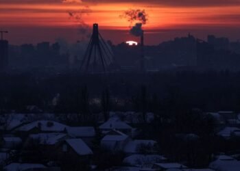 Russia Strike Cuts Heating for 1,000 Apartment Blocks in Kyiv