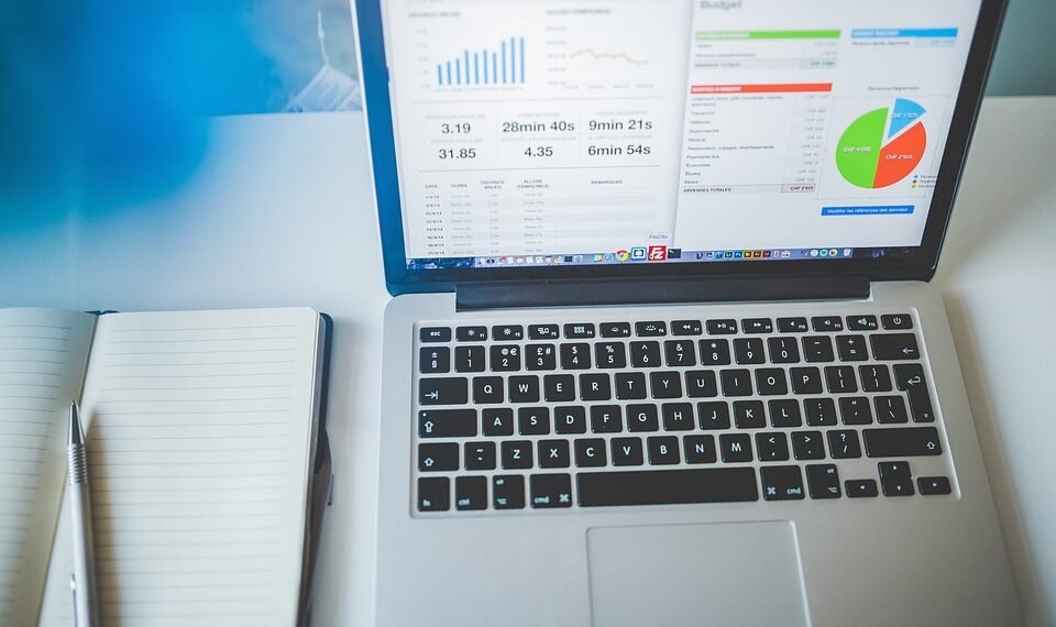 how businesses use data analytics