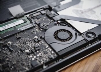 how computer memory RAM and storage differ