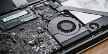 how computer memory RAM and storage differ