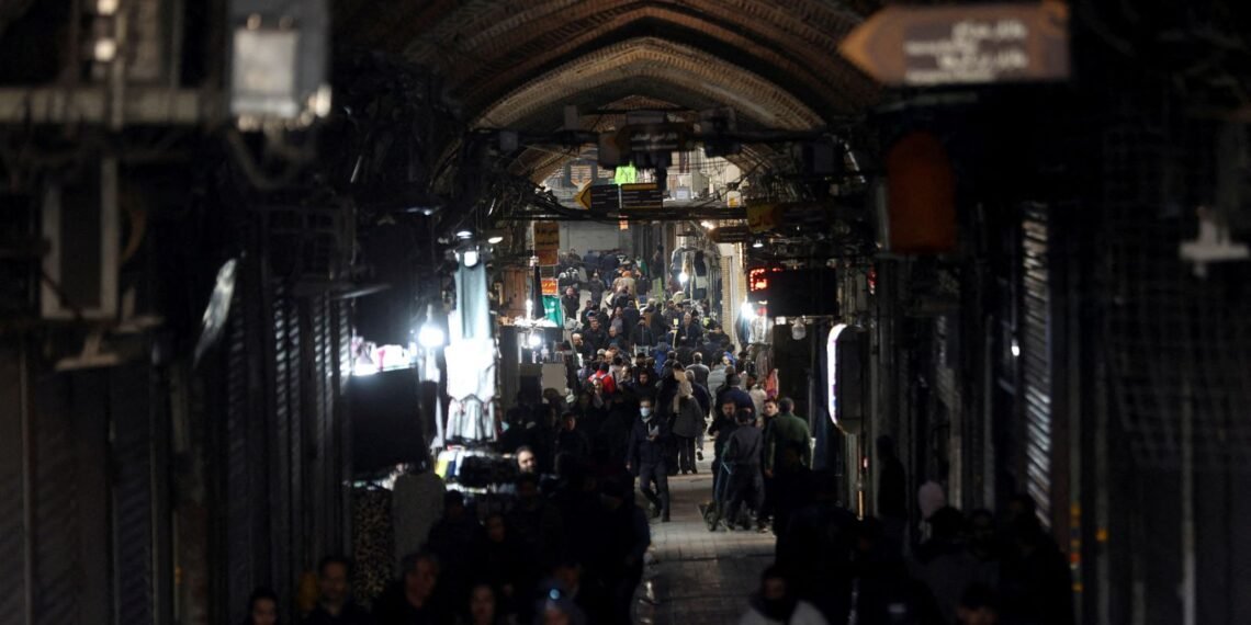 Trump Warns Iran of US Readiness Amid Pledge to Support Protesters