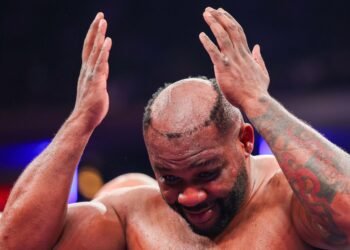 Boxer Attributes Hairpiece Loss in Ring to Mother's Shampoo