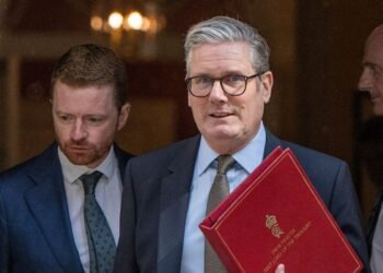 Starmer Faces Political Challenge Following Chief of Staff's Resignation