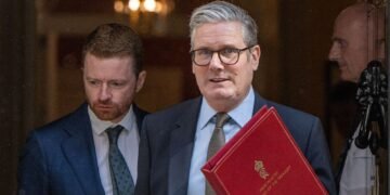 Starmer Faces Political Challenge Following Chief of Staff's Resignation