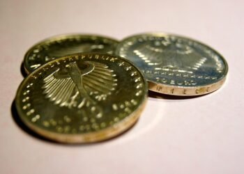 how inflation and deflation differ