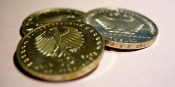 how inflation and deflation differ