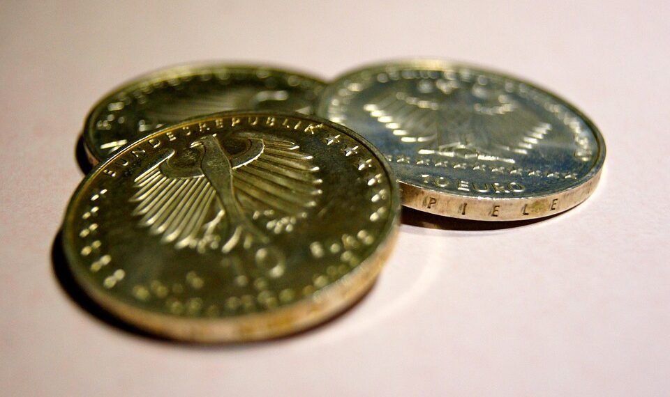 how inflation and deflation differ